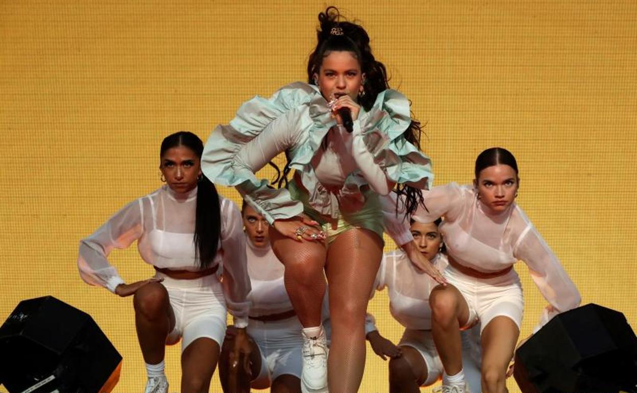 La cantante Rosalía actúa durante la fiesta de bienvenida del festival Mad Cool 2019.