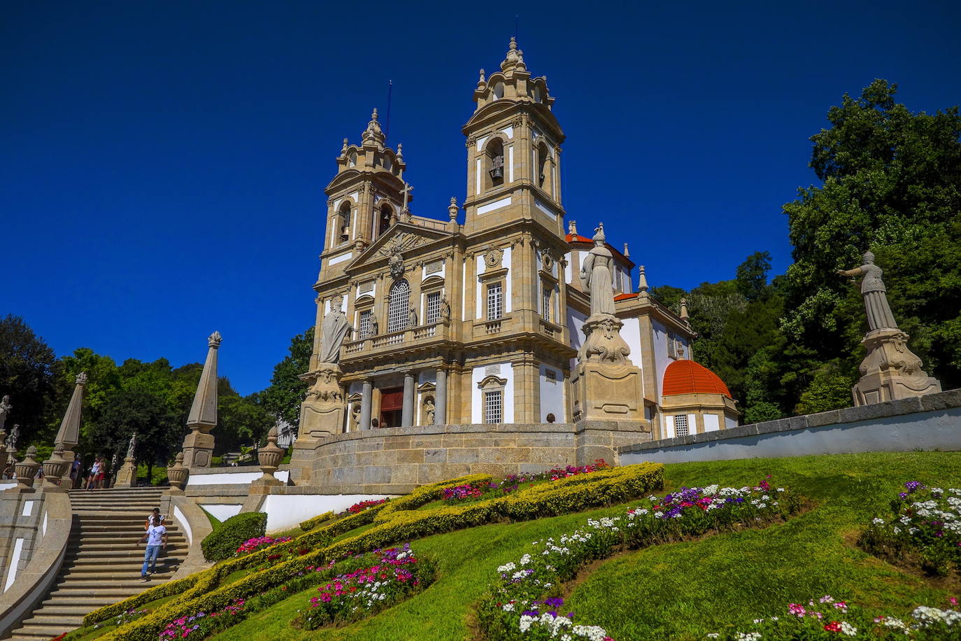 Santuario de Braga. En el norte de Portugal se encuentra este sitio que evoca la Jerusalén cristiana con su montaña sacrosanta. El santuario, predominantemente barroco, destaca por el Via Crucis que se extiende por la ladera occidental del cerro, con capillas, estatuas alegóricas, jardines clásicos y grupos escultóricos que representan la Pasión de Cristo.