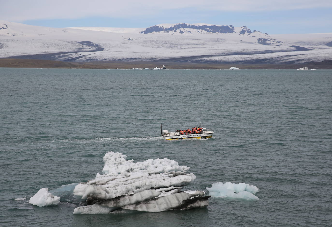 Parque Vatnajökull. El Parque Nacional Vatnajökull de Islandia es un territorio natural en el que se mezclan volcanes y glaciares y que se erige como el mayor parque nacional de Europa. El sitio protegido es de unos 14.500 km2 (14% del territorio islandés). Solo el glaciar recubre algo más de la mitad del parque nacional. Es, además, el punto más elevado de Islandia con sus 2.110 metros.