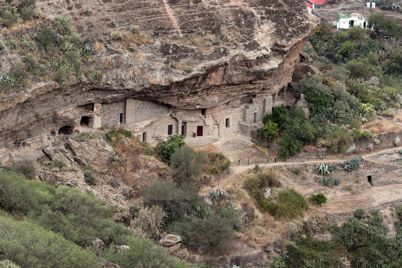 Risco Caído. El paisaje cultural de Risco Caído y las Montañas Sagradas se extiende por 18.000 hectáreas de la Caldera de Tejeda (Gran Canaria). Incluye yacimientos arqueológicos prehispánicos de asentamientos trogloditas con templos y marcadores de claras connotaciones astronómicas.