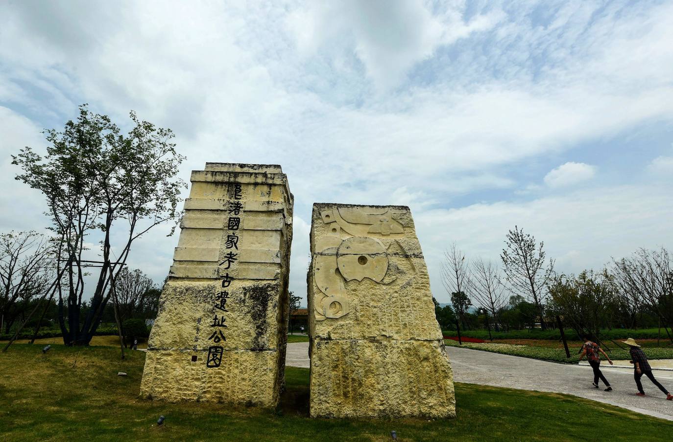 Ruinas arqueológicas Liangzhu. Estos restos arqueológicos datan del periodo 3.300-2.300 a. C. Se sitúan en la costa sudoriental de China y sus vestigios son una gran muestra de cómo fue esta ciudad prehistórica: hay restos de tumbas y evidencias de instalaciones hidráulicas como canales y represas.