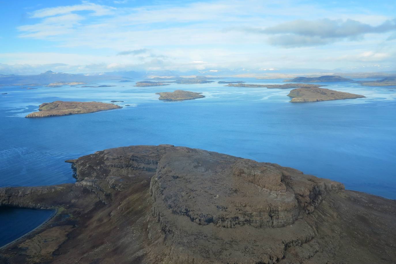 Tierras y mares australes franceses. Situados en el oceáno Austral que rodea la Antártida, este sitio que ya forma parte de la lista de Patrimonio Mundial de la Unesco incluye el archipiélago de Crozet, las islas Kerguelen, las islas de Saint-Paul y Nueva Amsterdam y sesenta islotes. Constituyen una de las mayores áreas marinas protegidas del mundo y tiene una superficie de casi 673.000 km2. Son un remanso de paz para una gran cantidad de mamíferos marinos y aves, entre los que destaca el pingüino rey.