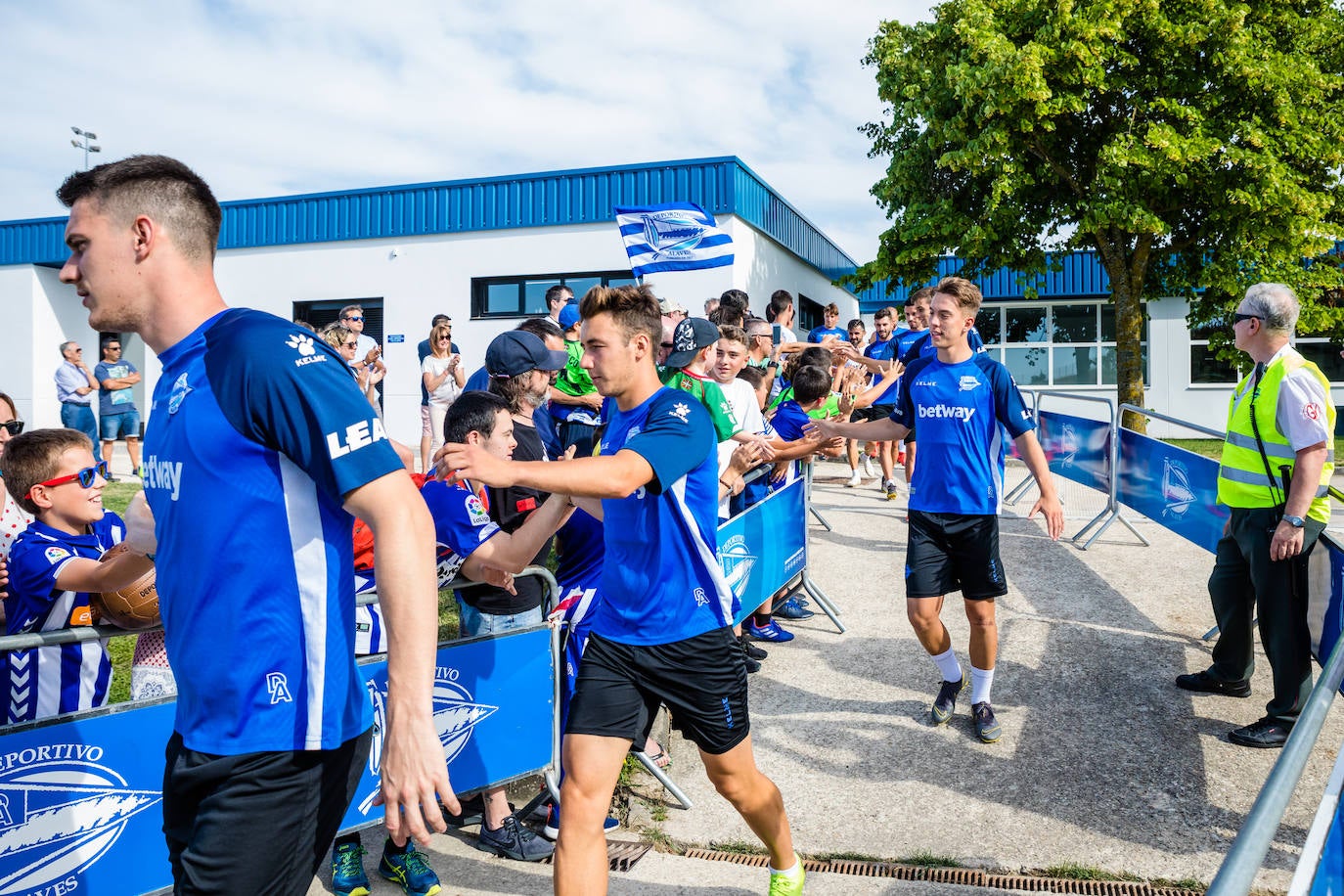 La sesión sirvió para que la hinchada conociera de primera mano a la nueva plantilla albiazul