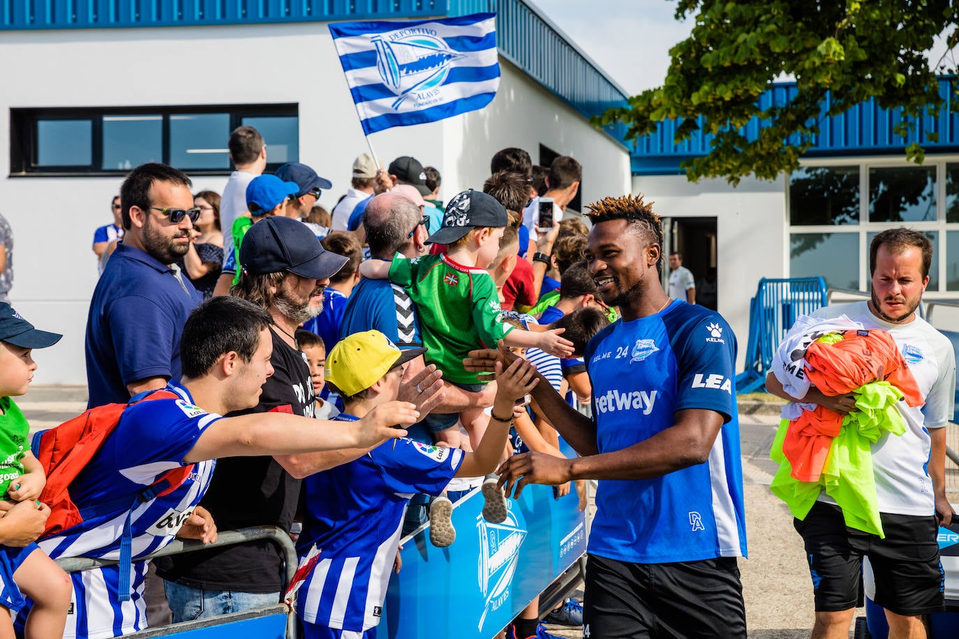 La sesión sirvió para que la hinchada conociera de primera mano a la nueva plantilla albiazul