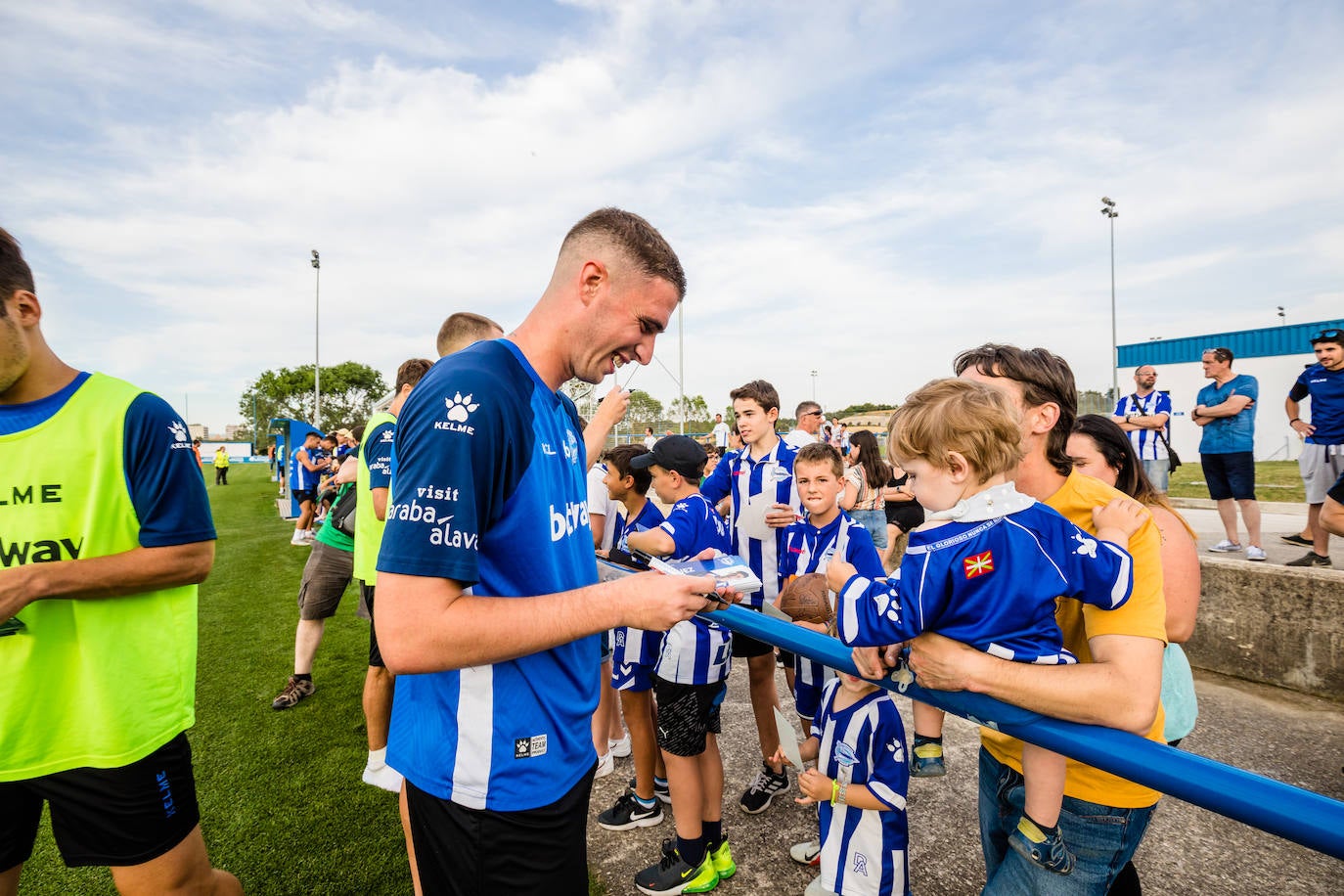 La sesión sirvió para que la hinchada conociera de primera mano a la nueva plantilla albiazul