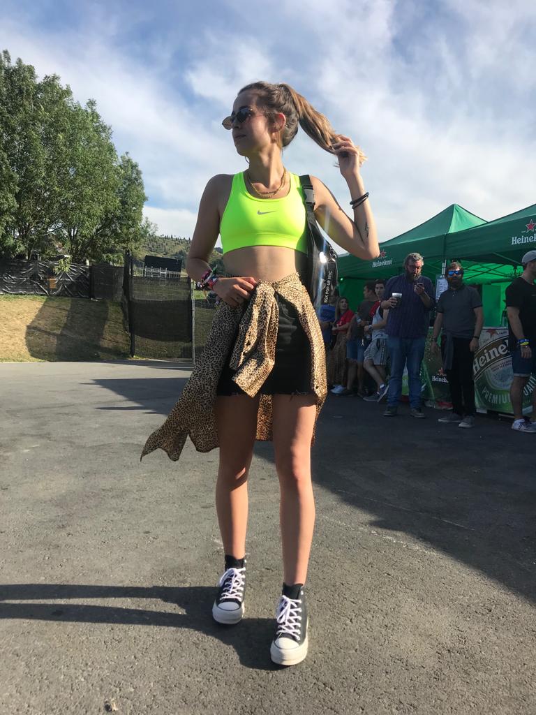 Anne Salazar, bilbaína de 22 años, lleva viniendo al BBK Live desde que apenas era una adolescente de 14. Lleva un top flúor de Nike, una falda de Zara y una camisa de leopardo de la misma firma anudada a la cintura. Completa su look con Converse negras y la propia riñonera del BBK Live. Reconoce que es una gran fan de Rosalía y que le inspira a la hora de vestirse.