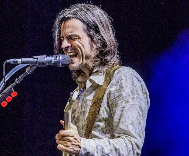 Brian Bell, durante una actuación en San Diego. 