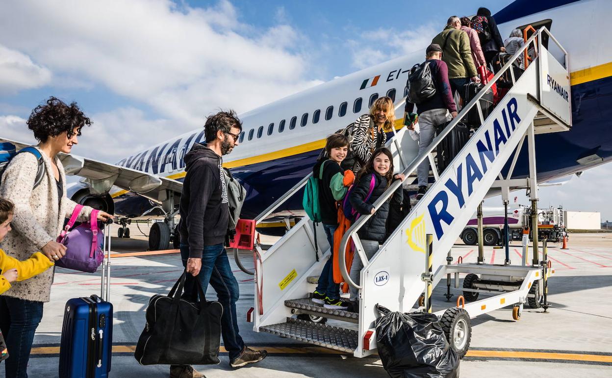 Pasajeros acceden a un avión en la terminal alavesa. 