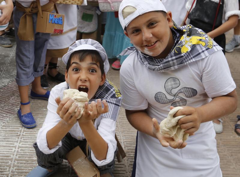 Jolín y Deabru han inaugurado los 'Cármenes' a bordo de una locomotora, que ha encabezado un desfile ambientado en el año 1.900
