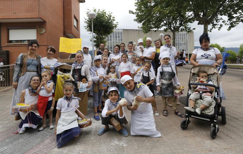 Jolín y Deabru han inaugurado los 'Cármenes' a bordo de una locomotora, que ha encabezado un desfile ambientado en el año 1.900