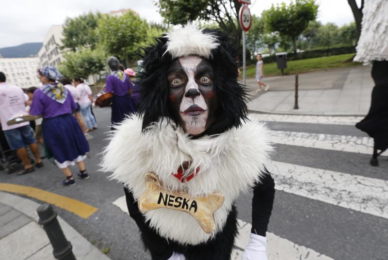 Jolín y Deabru han inaugurado los 'Cármenes' a bordo de una locomotora, que ha encabezado un desfile ambientado en el año 1.900