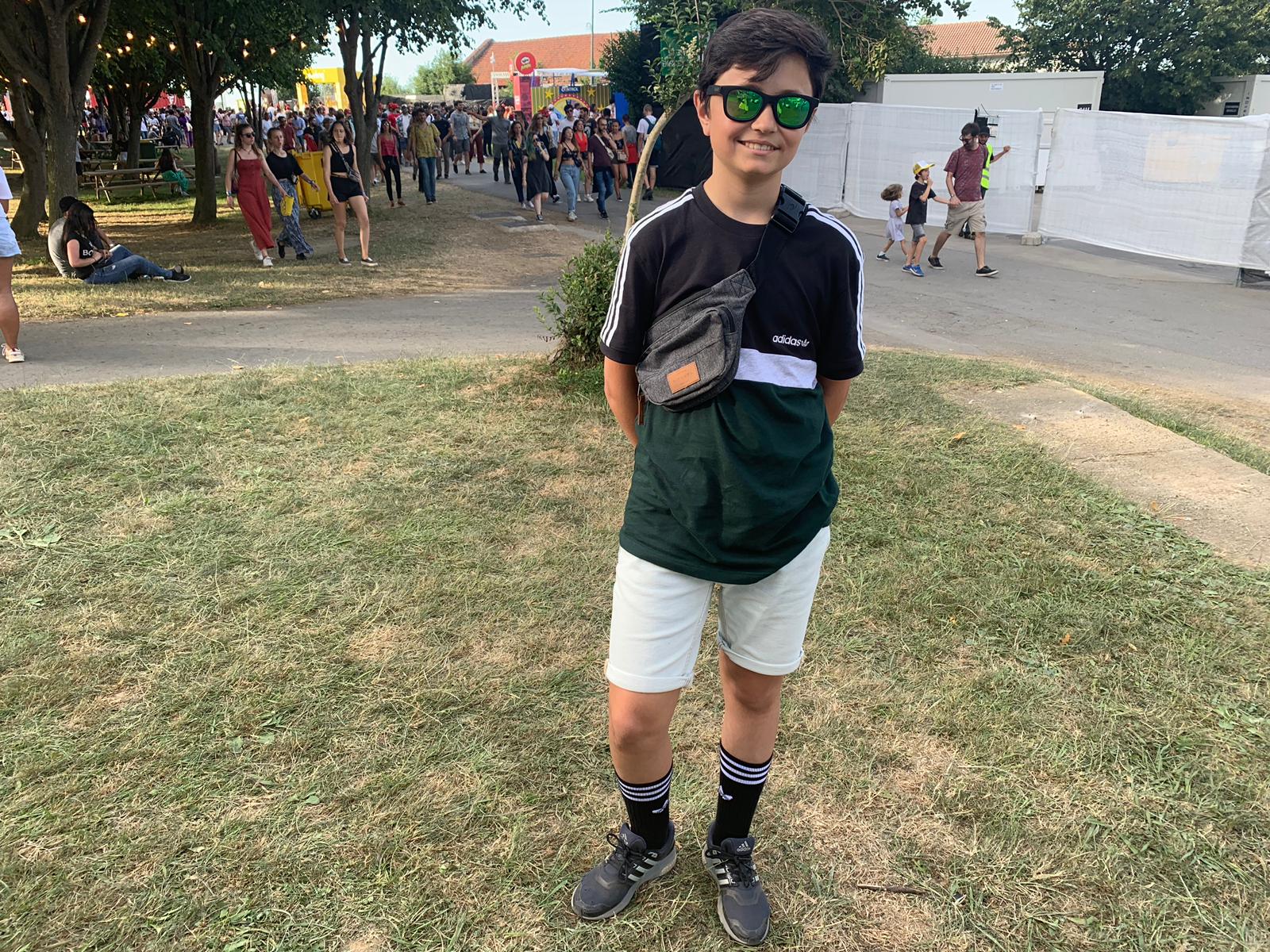 LOS CALCETINES HASTA ARRIBA. Diego Vigil es de Gijón y tiene 13 años. Ha venido expresamente a ver a la estrella de la noche, Rosalía. Su look deportivo es de un estilista profesional, sus calcetines negros de Adidas ¡Son lo más! “Él se lo ha montado todo”, expresa su madre. ¡No puede vivir sin sus vaqueros y zapatillas!