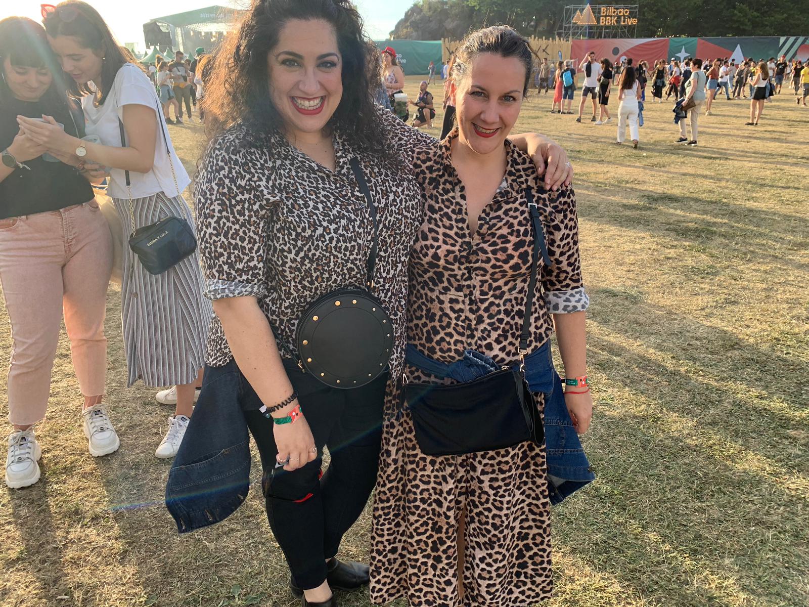 ESTAMPADO DE LEOPARDO, EL REY DEL FESTIVAL. Naiara Portuondo, de 39 años, y Ruth Guerrero, de 40, ambas de Bilbao, son compañeras de trabajo y amigas. No sabían que ponerse para la ocasión y al final han venido a conjunto con camisa de leopardo. Naiara pensó que este estampado era propio de un festival. Compartió la idea con su amiga y aquí están las dos con un mismo look felino. “¡Esto no nos lo ponemos en la ofi!”, afirman entre risas. La camisa de Naiara es de Mango y la de Ruth de Zara. 