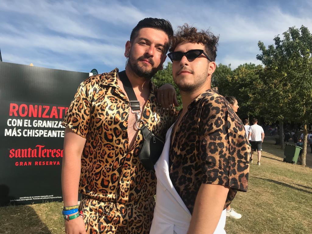 ESTAMPADO DE LEOPARDO, EL REY DEL FESTIVAL. Pablo Donoso y Daniel Carmona, dos madrileños de 32 y 21 años respectivamente, han apostado los dos por el 'animal print' en su look festivalero. ¿Qué os parece?