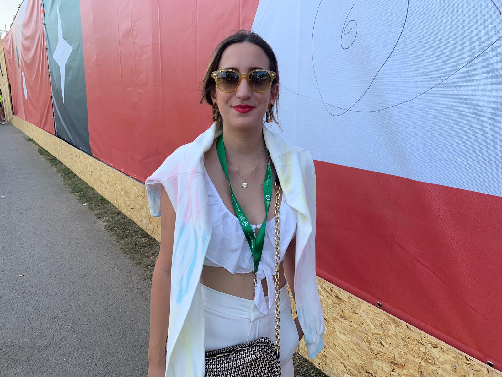 'TIE-DYE': el estampado estrella del festival. María Maroto tiene 26 años y viene de Valencia. Su sudadera de Bershka es el centro de su look festivalero. Se la compró porque le alucinó la combinación de colores pastel, muy propia para estos meses de verano. “En realidad visto como una señora, pero sigo las tendencias”, afirma entre risas. 