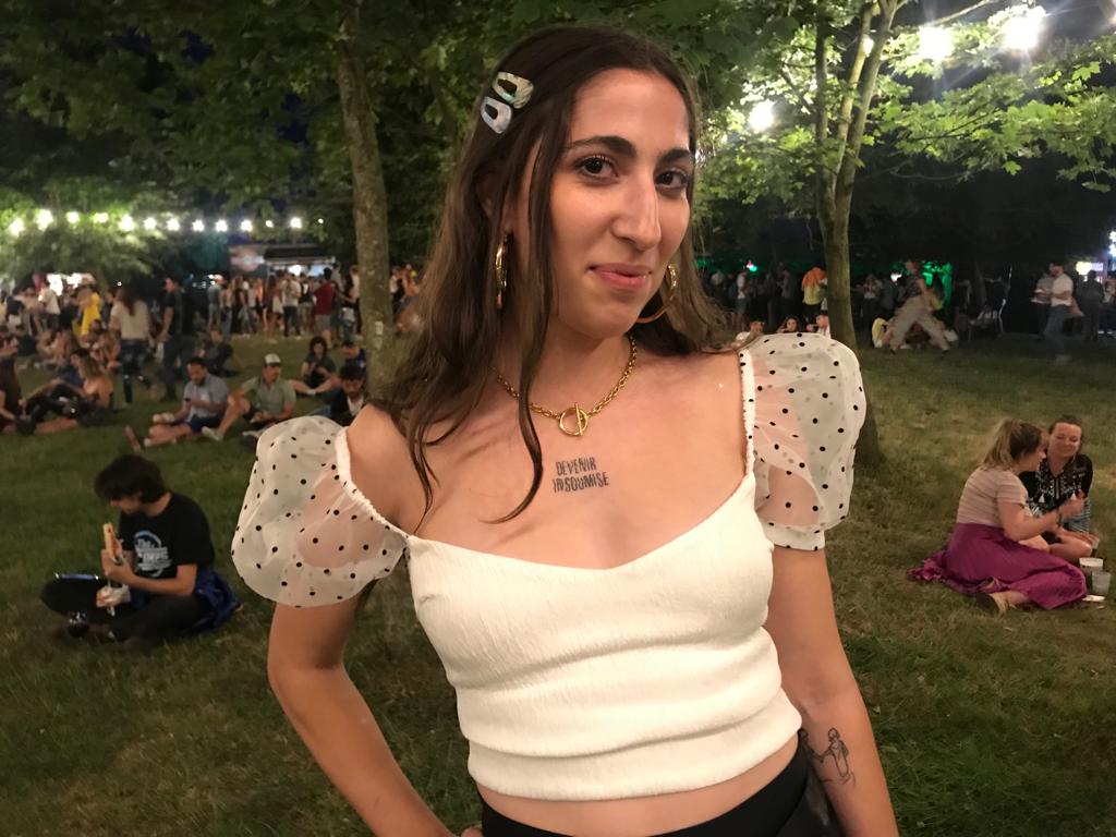 Ana Panizo, madrileña de 23 años, lleva una camiseta de Zara con mangas abullonadas de plumeti y unas mallas de Bershka. Como accesorios, ha elegido una riñonera, el bolso estrella de este festival, unos aros XL dorados y unas horquiillas nacaradas.