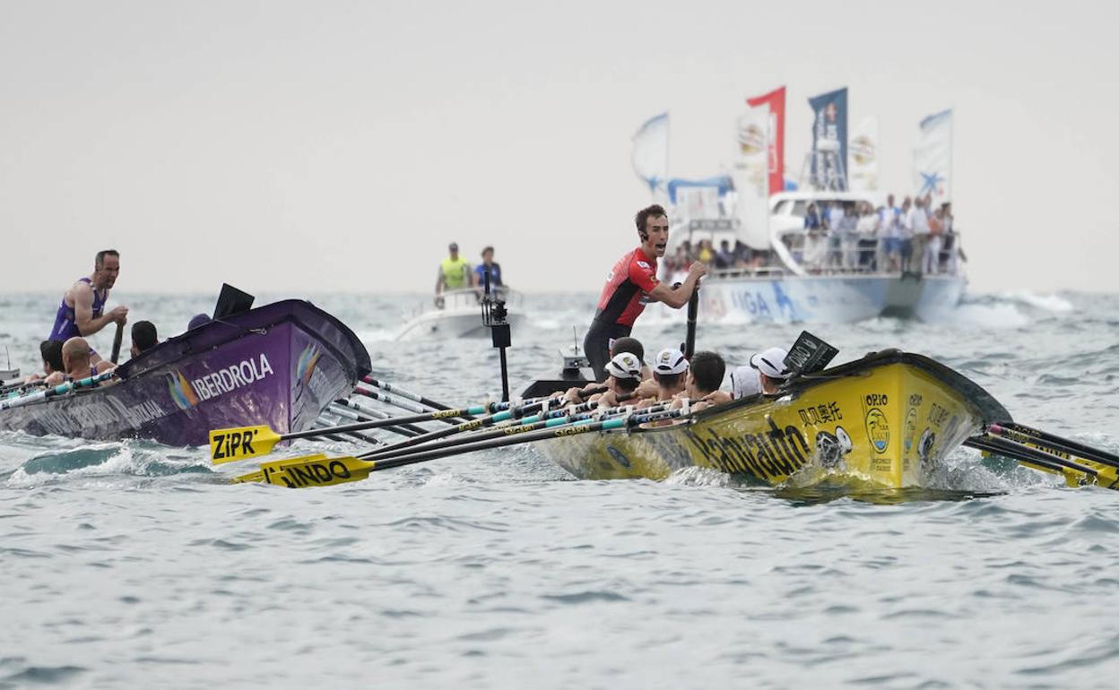 Gorka Aranberri anima a los remeros de Orio ante el intento de remontada de la 'Sotera' con Cristian Garma en la popa.