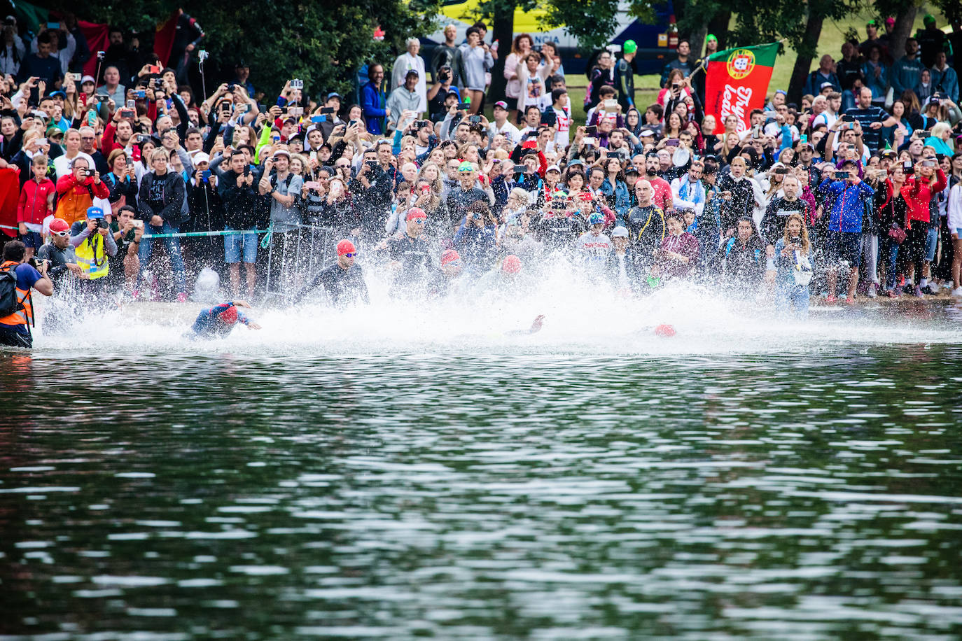 Unas 2.100 personas participan en el Iroman de Vitoria, que consta de una prueba de 3,8 kilómetros a nado en el embalse de Ullibarri, de otra de ciclismo de 180 kilómetros y de una maratón de 42,2 kilómetros.