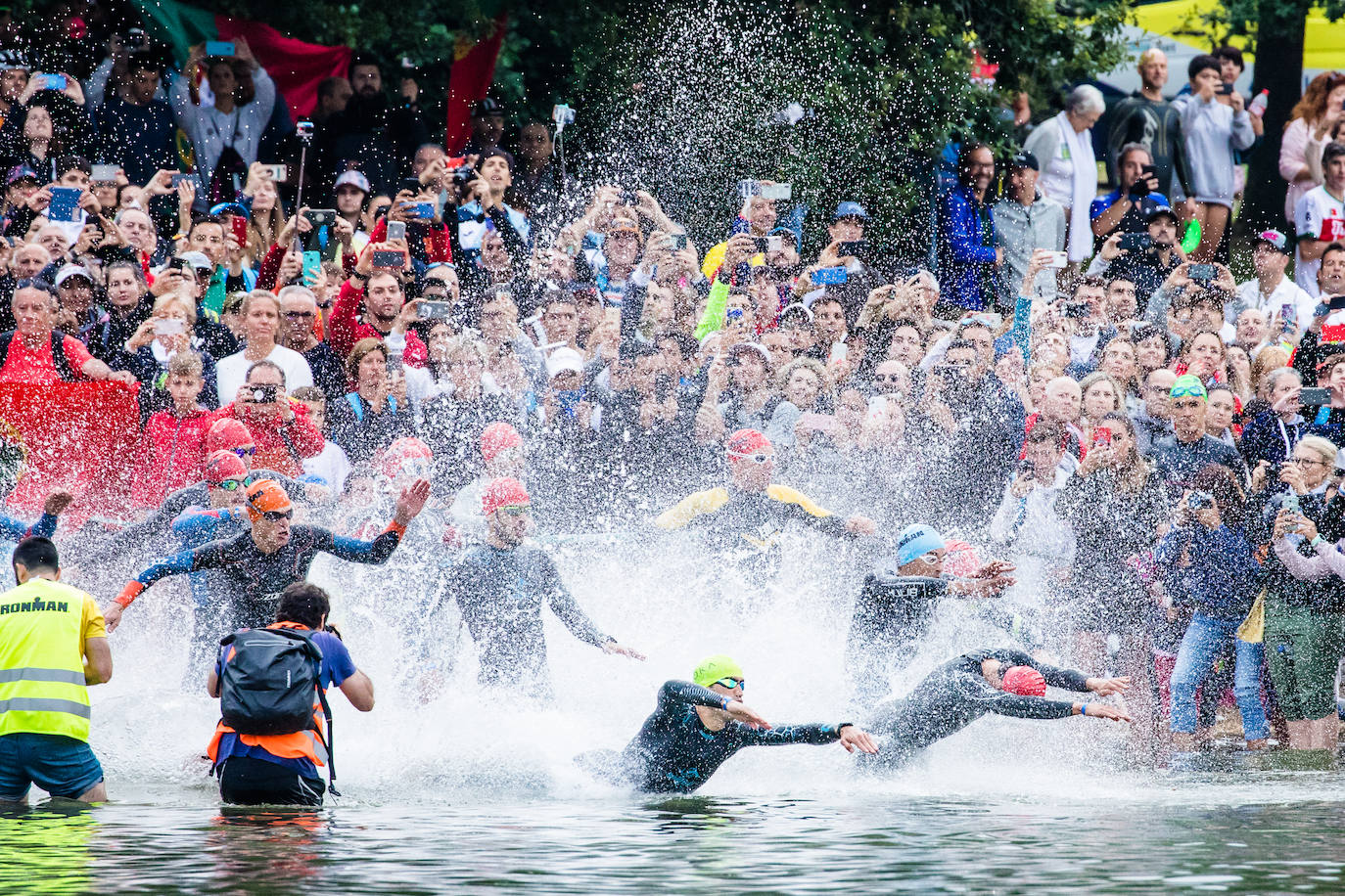 Unas 2.100 personas participan en el Iroman de Vitoria, que consta de una prueba de 3,8 kilómetros a nado en el embalse de Ullibarri, de otra de ciclismo de 180 kilómetros y de una maratón de 42,2 kilómetros.