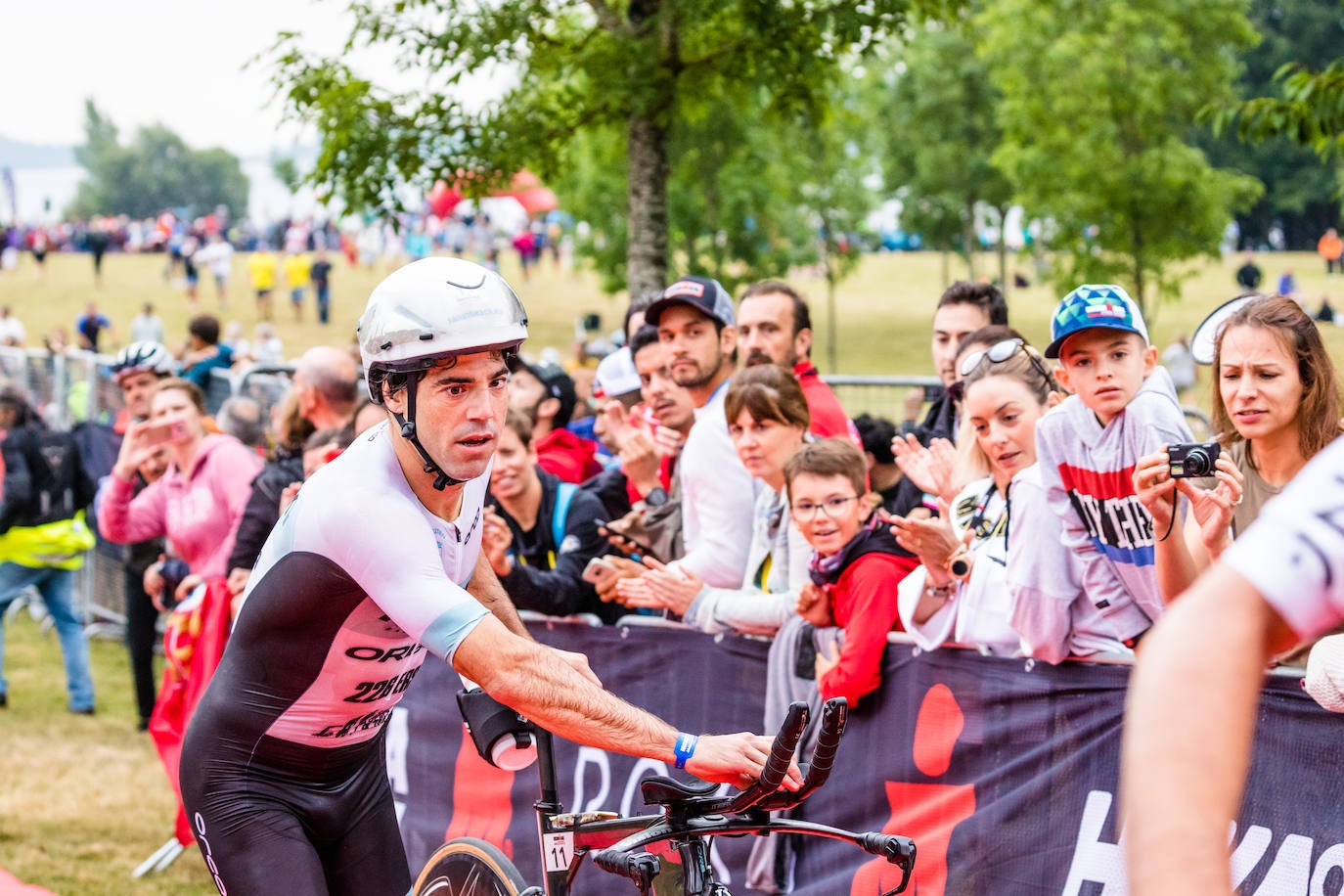 Unas 2.100 personas participan en el Iroman de Vitoria, que consta de una prueba de 3,8 kilómetros a nado en el embalse de Ullibarri, de otra de ciclismo de 180 kilómetros y de una maratón de 42,2 kilómetros.