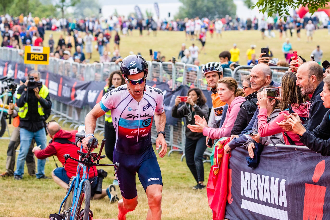 Unas 2.100 personas participan en el Iroman de Vitoria, que consta de una prueba de 3,8 kilómetros a nado en el embalse de Ullibarri, de otra de ciclismo de 180 kilómetros y de una maratón de 42,2 kilómetros.