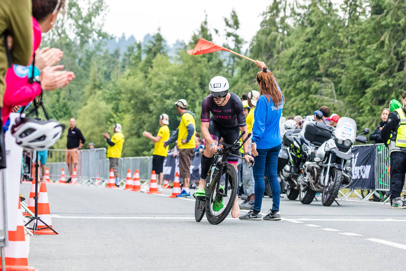 Unas 2.100 personas participan en el Iroman de Vitoria, que consta de una prueba de 3,8 kilómetros a nado en el embalse de Ullibarri, de otra de ciclismo de 180 kilómetros y de una maratón de 42,2 kilómetros.