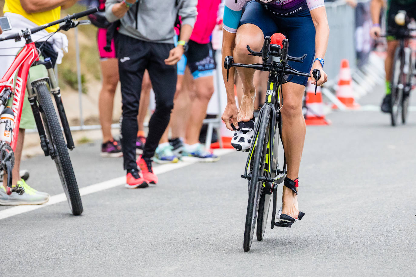 Unas 2.100 personas participan en el Iroman de Vitoria, que consta de una prueba de 3,8 kilómetros a nado en el embalse de Ullibarri, de otra de ciclismo de 180 kilómetros y de una maratón de 42,2 kilómetros.