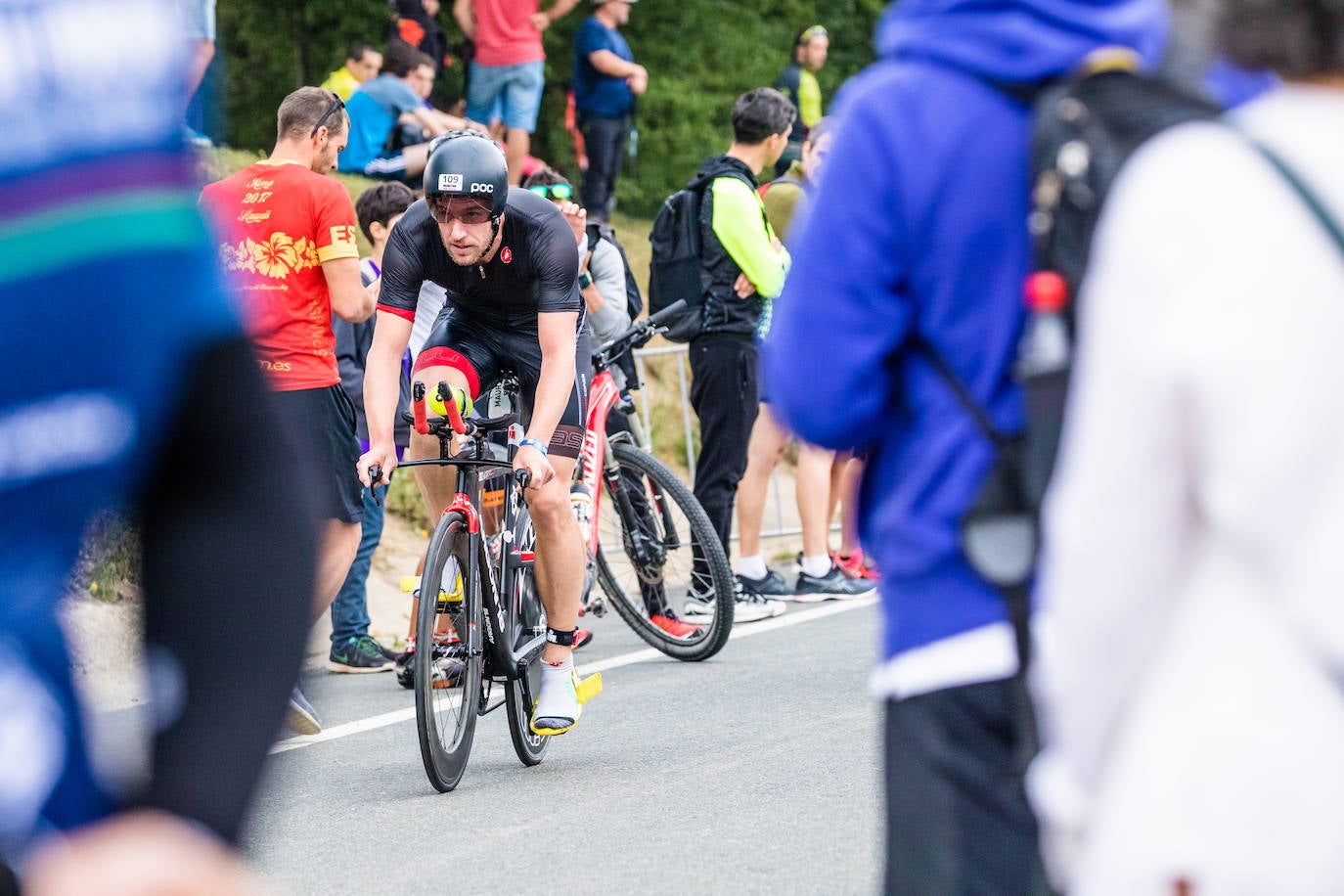 Unas 2.100 personas participan en el Iroman de Vitoria, que consta de una prueba de 3,8 kilómetros a nado en el embalse de Ullibarri, de otra de ciclismo de 180 kilómetros y de una maratón de 42,2 kilómetros.