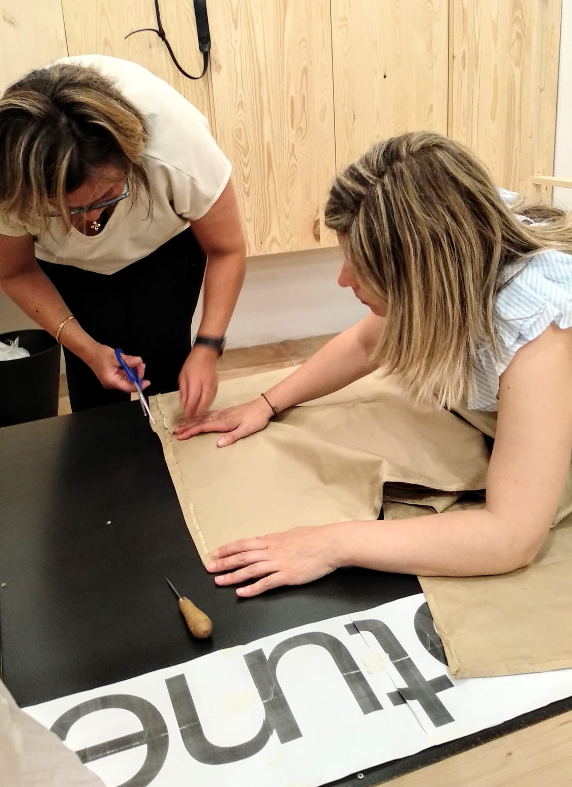 Estas emprendedoras salen de sus talleres para establecerse en un comercio de la calle Carnicería Vieja, donde venden y dan visibilidad a sus artículos hechos a mano