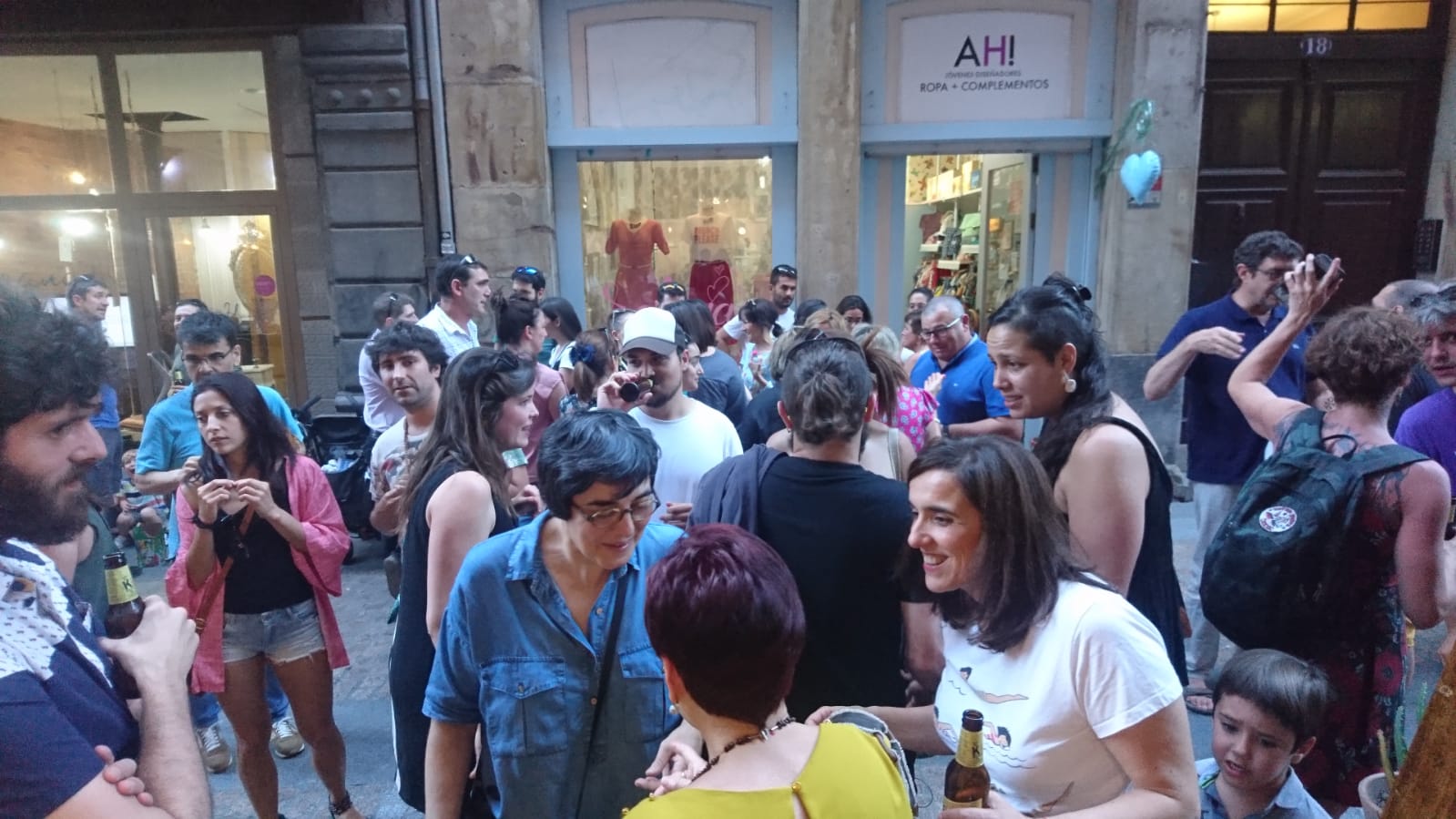 Estas emprendedoras salen de sus talleres para establecerse en un comercio de la calle Carnicería Vieja, donde venden y dan visibilidad a sus artículos hechos a mano