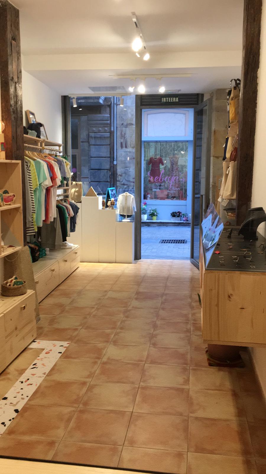 Estas emprendedoras salen de sus talleres para establecerse en un comercio de la calle Carnicería Vieja, donde venden y dan visibilidad a sus artículos hechos a mano