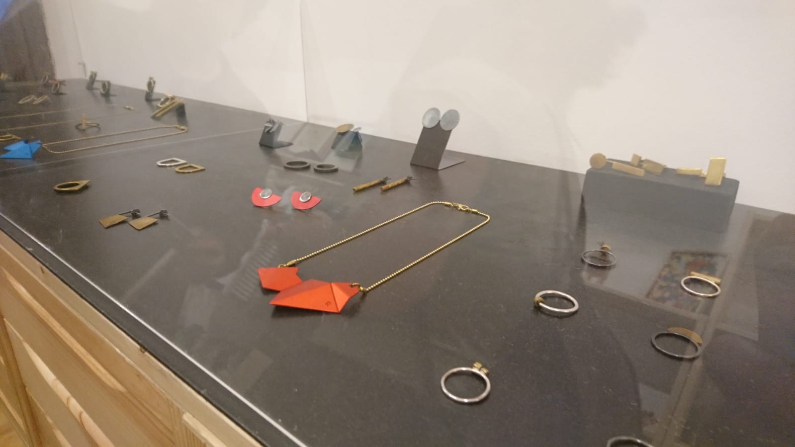 Estas emprendedoras salen de sus talleres para establecerse en un comercio de la calle Carnicería Vieja, donde venden y dan visibilidad a sus artículos hechos a mano