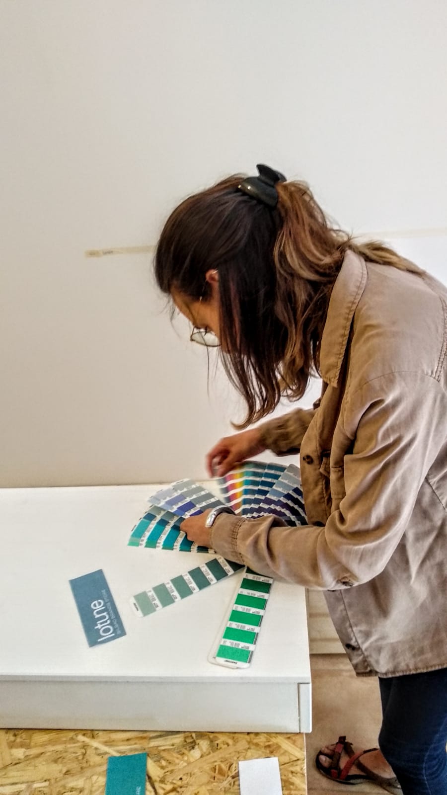 Estas emprendedoras salen de sus talleres para establecerse en un comercio de la calle Carnicería Vieja, donde venden y dan visibilidad a sus artículos hechos a mano