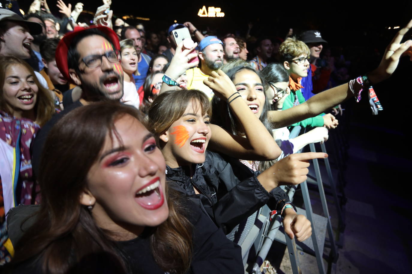 El cuarteto californiano planteó un concierto raro, con varios clásicos concentrados al principio y su habitual selección excéntrica de versiones