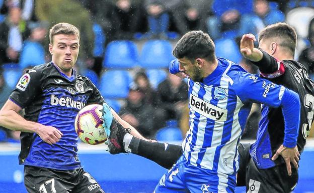 Javi Eraso, a la izquierda con el 17, en el duelo de esta temporada en Mendizorroza con el Leganés. 