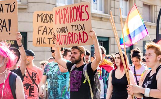 Manifestantes durante una marcha contra la homofobia en Vitoria.
