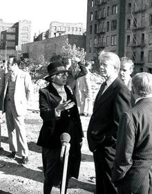 Imagen secundaria 2 - Postales. Arriba, pandilleros del Bronx en los 80. Izquierda, turistas entrando al zoo. Derecha, el presidente Jimmy Carter visita la calle Charlotte en ruinas.