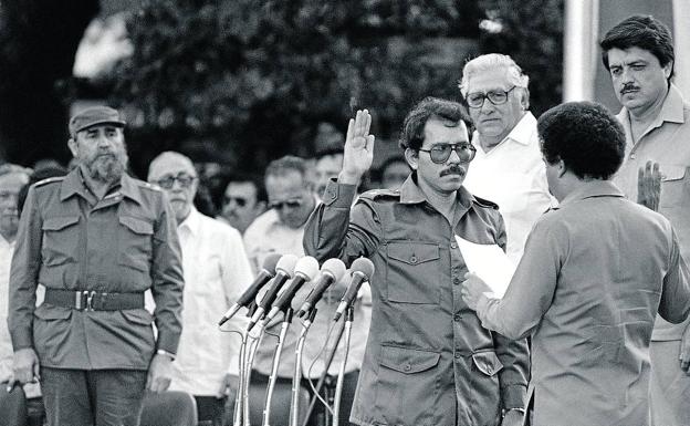 Ortega jura el cargo como presidente en 1985 ante la mirada de Fidel Castro. 