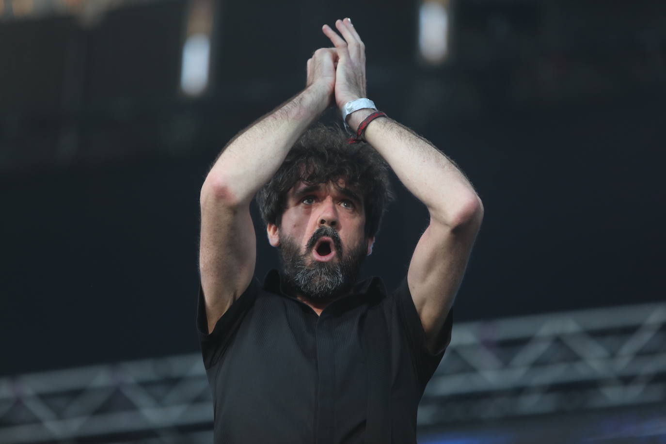 El trío navarro se despide de Bilbao ante 20.000 fans entregados en el concierto más multitudinario jamás ofrecido por una banda euskaldun