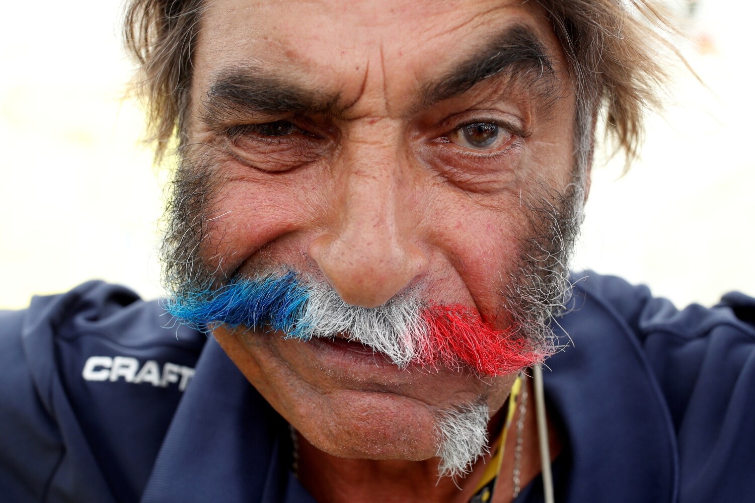 Un motorista de televisión francés con su bigote teñido con los colores de la bandera francesa, antes de las 9 etapa del Tour de Francia.