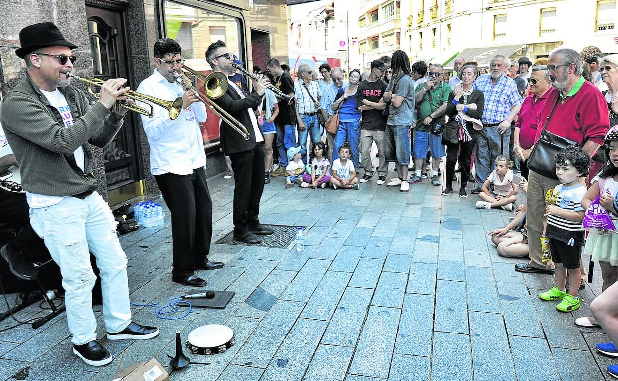 El trompetista de Nueva Orleans Mark Braud fue el encargado de recorrer las calles de Vitoria acompañado por su banda el año pasado