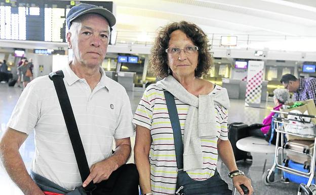 Txetxu y Blanca, ayer a punto de coger su vuelo. 