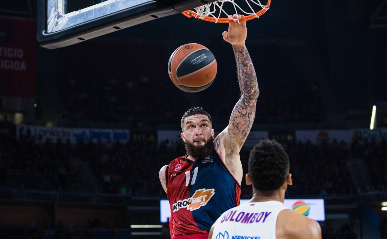 Poirier machaca en un encuentro de la pasada Euroliga contra el CSKA.