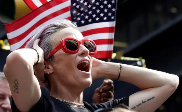 La jugadora estadounidense Megan Rapinoe durante la celebración del título mundial por las calles de Nueva York. 