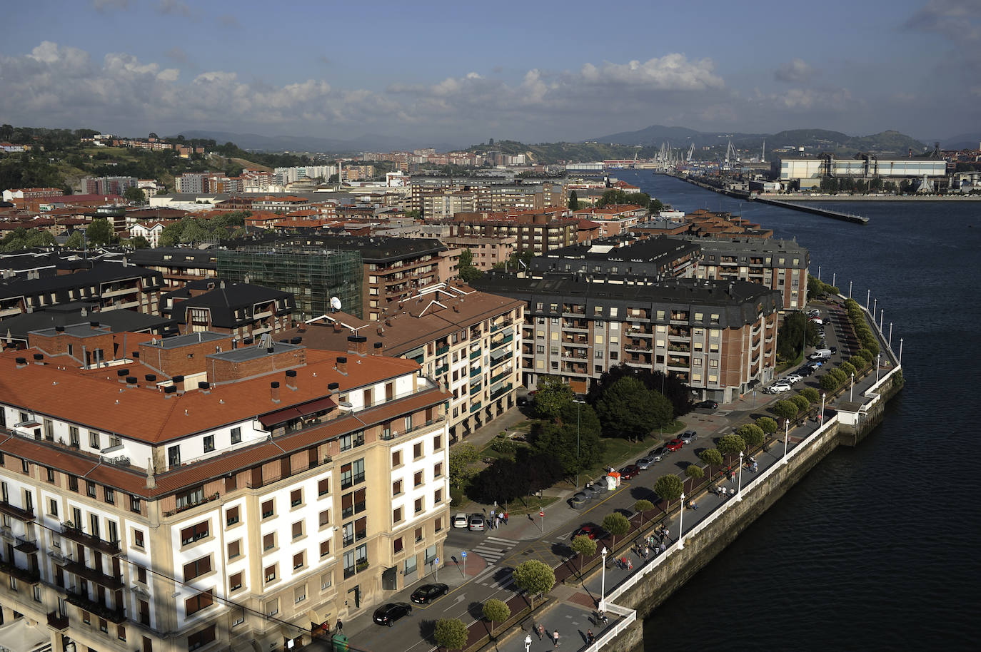 En el otro lado de la ría, Las Arenas. Al fondo, la acería compacta.