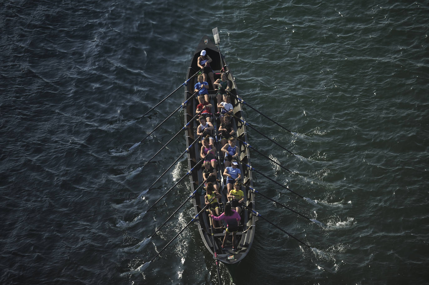 Una trainera camino del Abra.