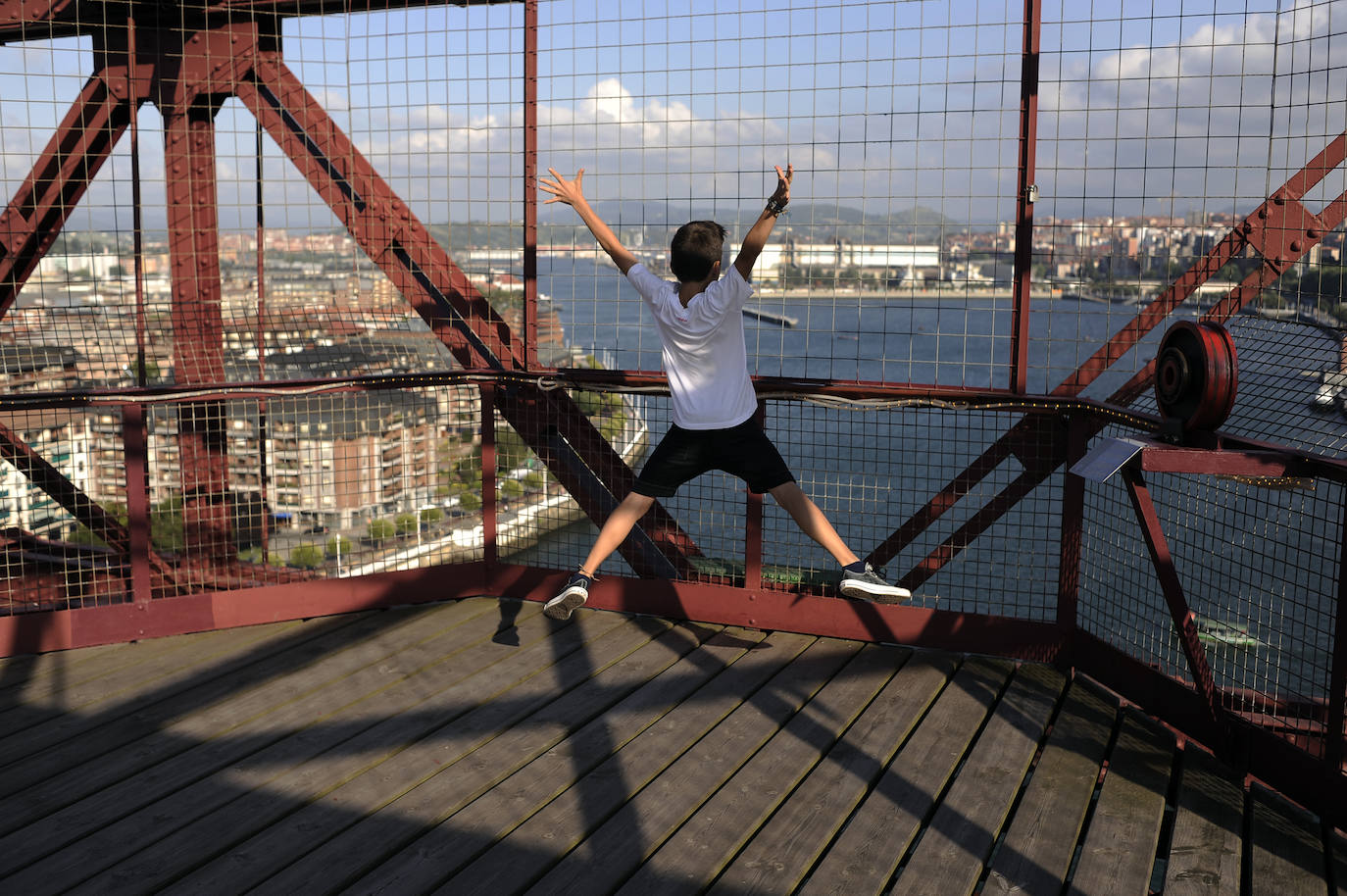 Un visitante salta sobrel el Puente Colgante.