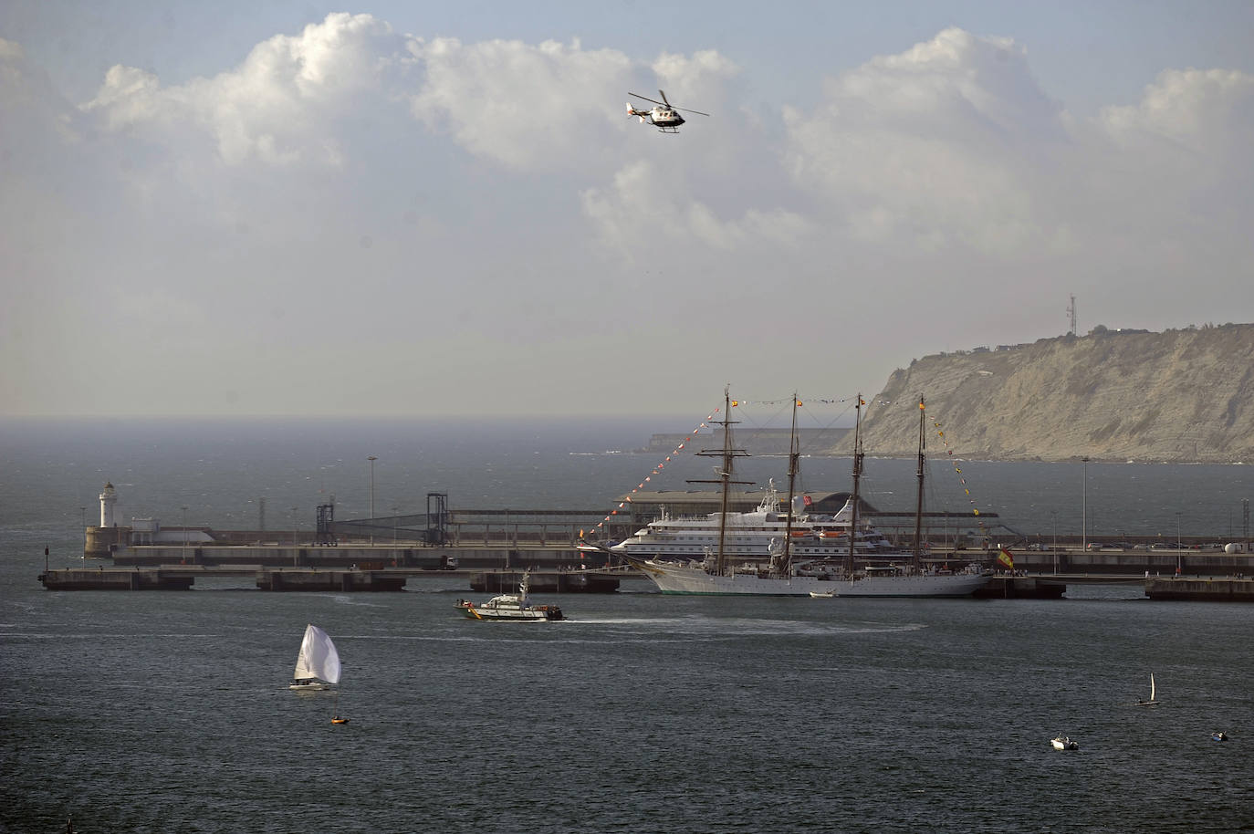 El 'Juan Sebastián Elcano' atracado en el muelle de Arriluze.