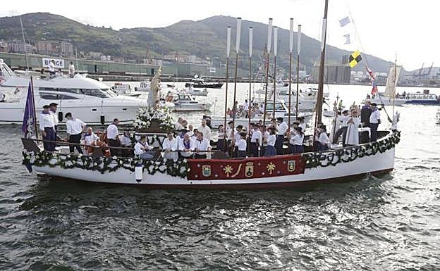 La Virgen del Carmen, en plena procesión marítima.