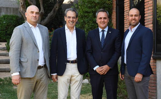 Carlos del Campo, el segundo por la izquierda, representó al RETAbet en la asamblea de la ACB. 